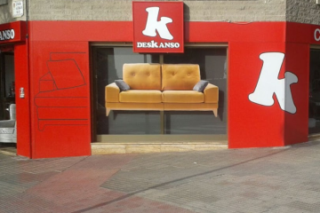 Foto de la fachada de deskanso, la tienda de sofás y colchones de Alicante