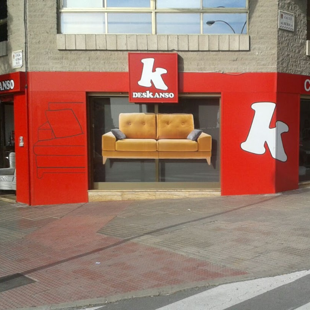 Foto de la fachada de deskanso, la tienda de sofás y colchones de Alicante